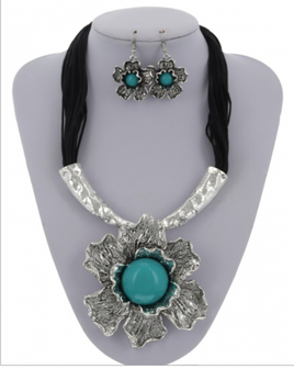 Turquoise Flower Leatherette Necklace set